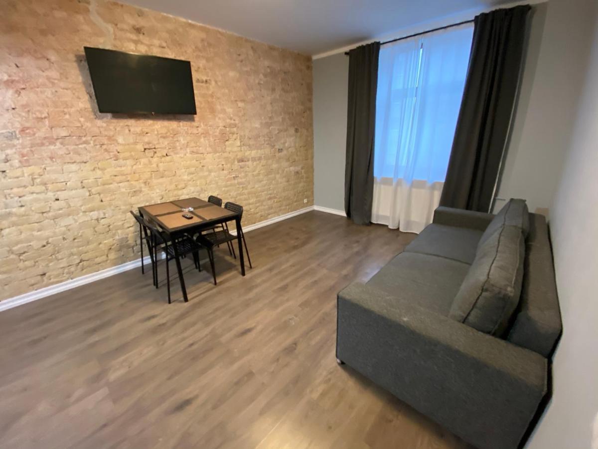 Aparthotel Riga Buitenkant foto A living room in a typical apartment