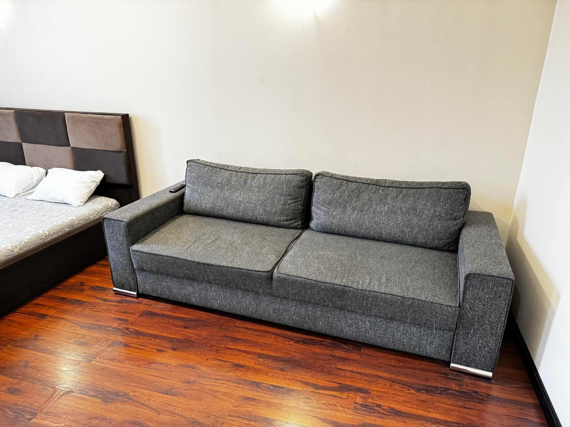 Aparthotel Riga Buitenkant foto A sofa bed