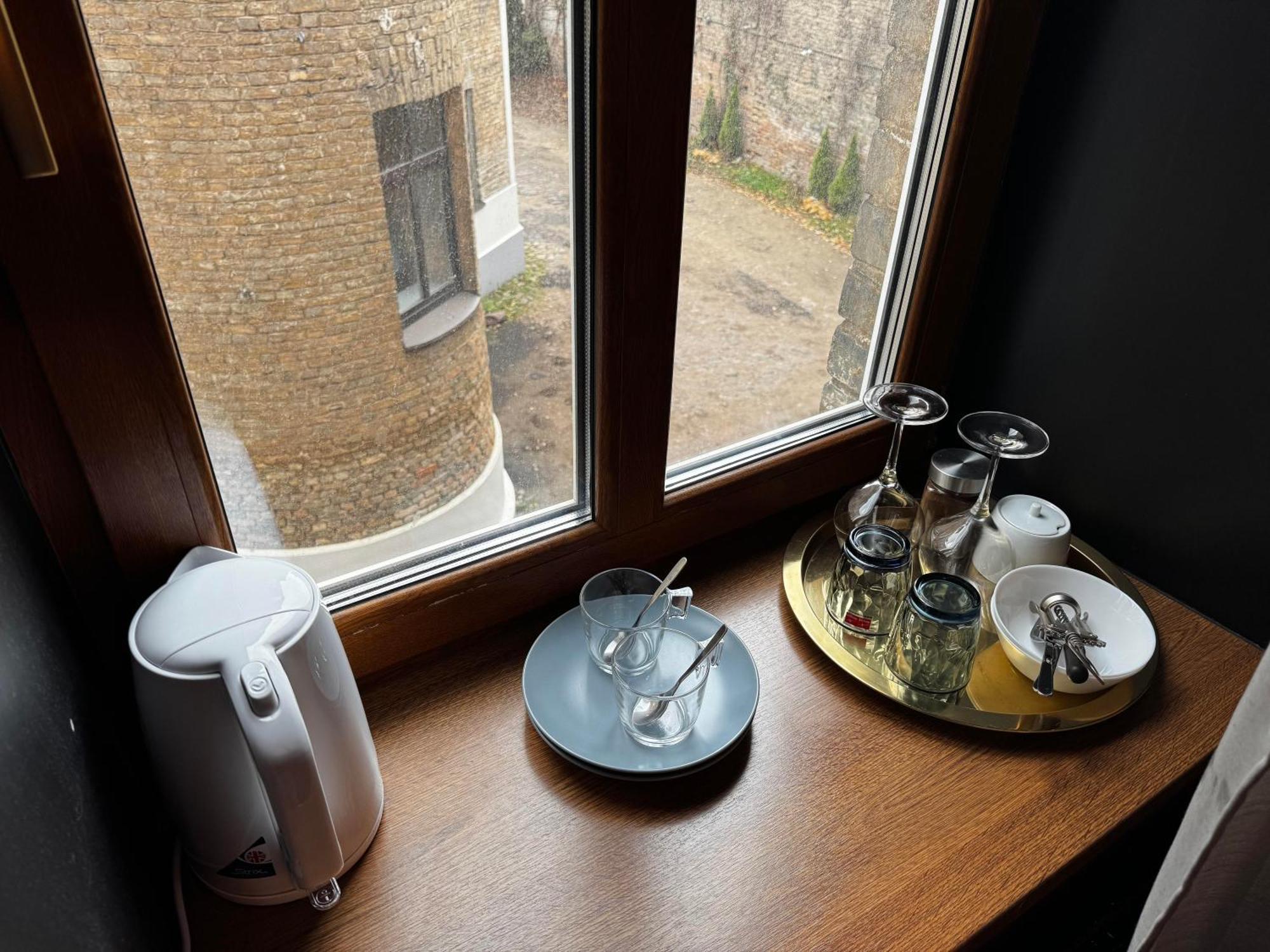 Aparthotel Riga Buitenkant foto A tea tray in a hotel room